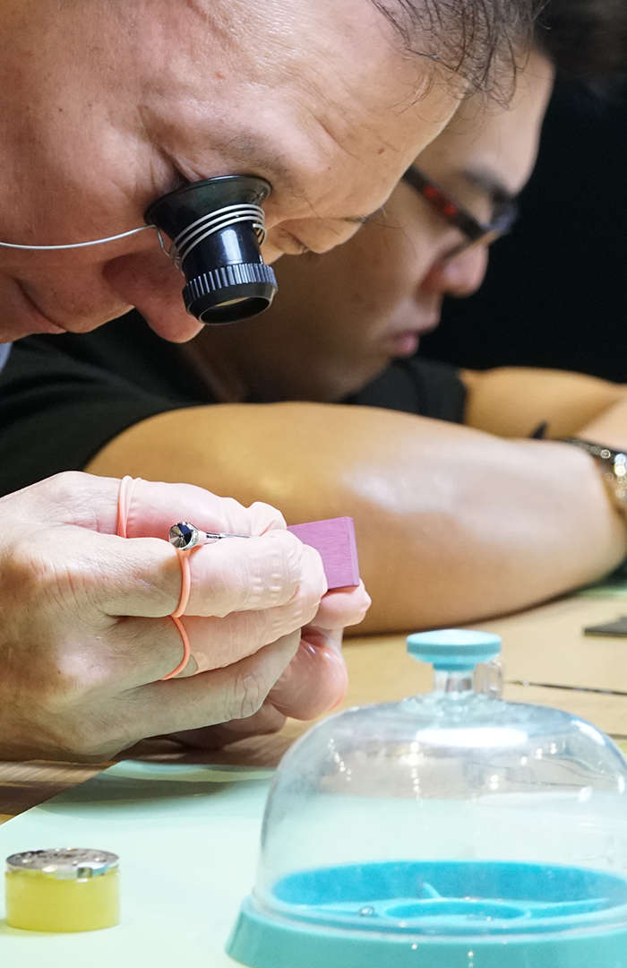 <h1>START YOUR WATCHMAKING JOURNEY</h1>