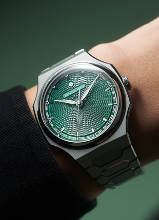 Atelier Wen Perception V3 Yún Green 40mm automatic watch worn on the wrist