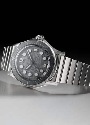 Angled view of Horizon Nemo Grey Wave automatic watch and sapphire bezel