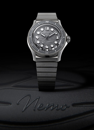 Close-up of Horizon Nemo Grey Wave dial with flowing textured pattern