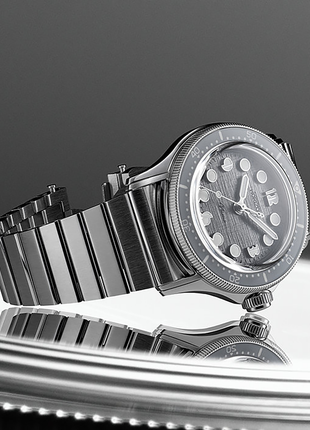 Angled view of Horizon Nemo Grey Weave automatic watch and sapphire bezel