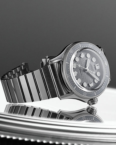 Angled view of Horizon Nemo Grey Weave automatic watch and sapphire bezel