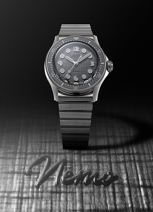 Close-up of Horizon Nemo Grey Weave crosshatched textured grey dial