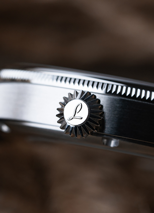 Crown of Laco Bremerhaven 39 hand-wound navy watch with black dial, small seconds and black leather strap