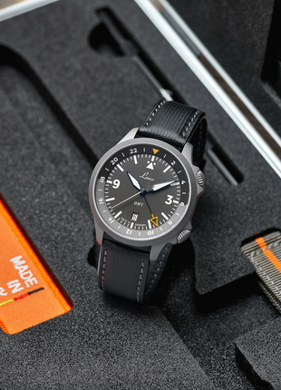 Angled view of Laco Frankfurt 43 GMT Schwarz with dark sandblasted stainless-steel case