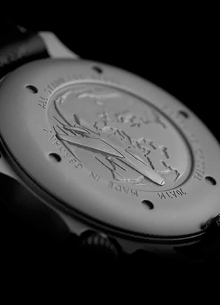 Laco Frankfurt 43 GMT Schwarz solid caseback with aircraft relief