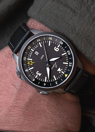 Laco Frankfurt 43 GMT Schwarz 43mm automatic GMT pilot watch worn on the wrist