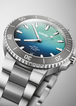 Oris Aquis Great Barrier Reef Limited Edition IV angled view